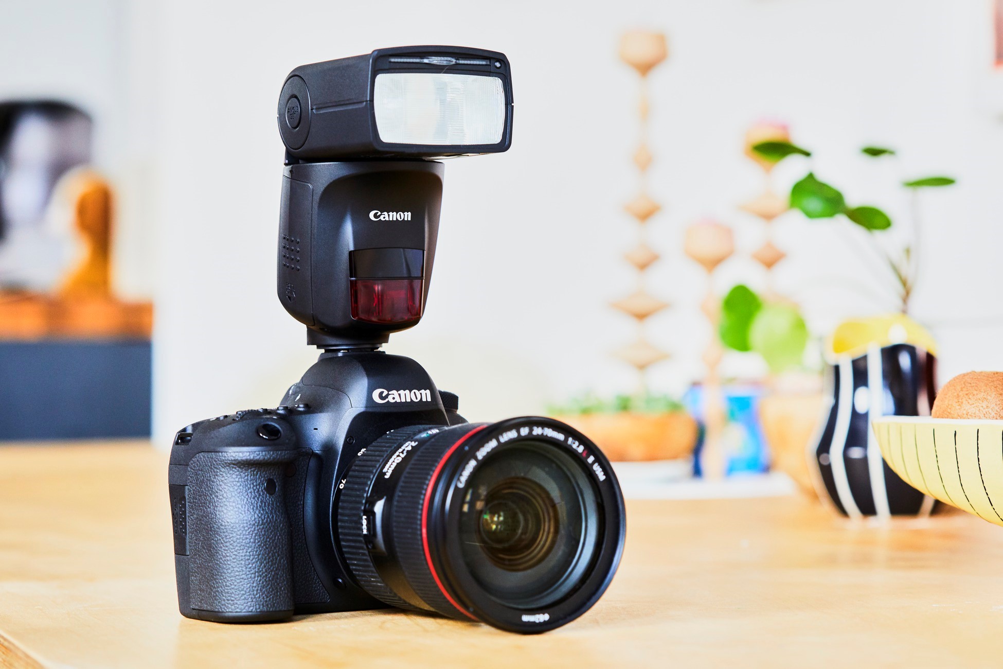 The world’s first flash equipped with AI Bounce the Canon Speedlite